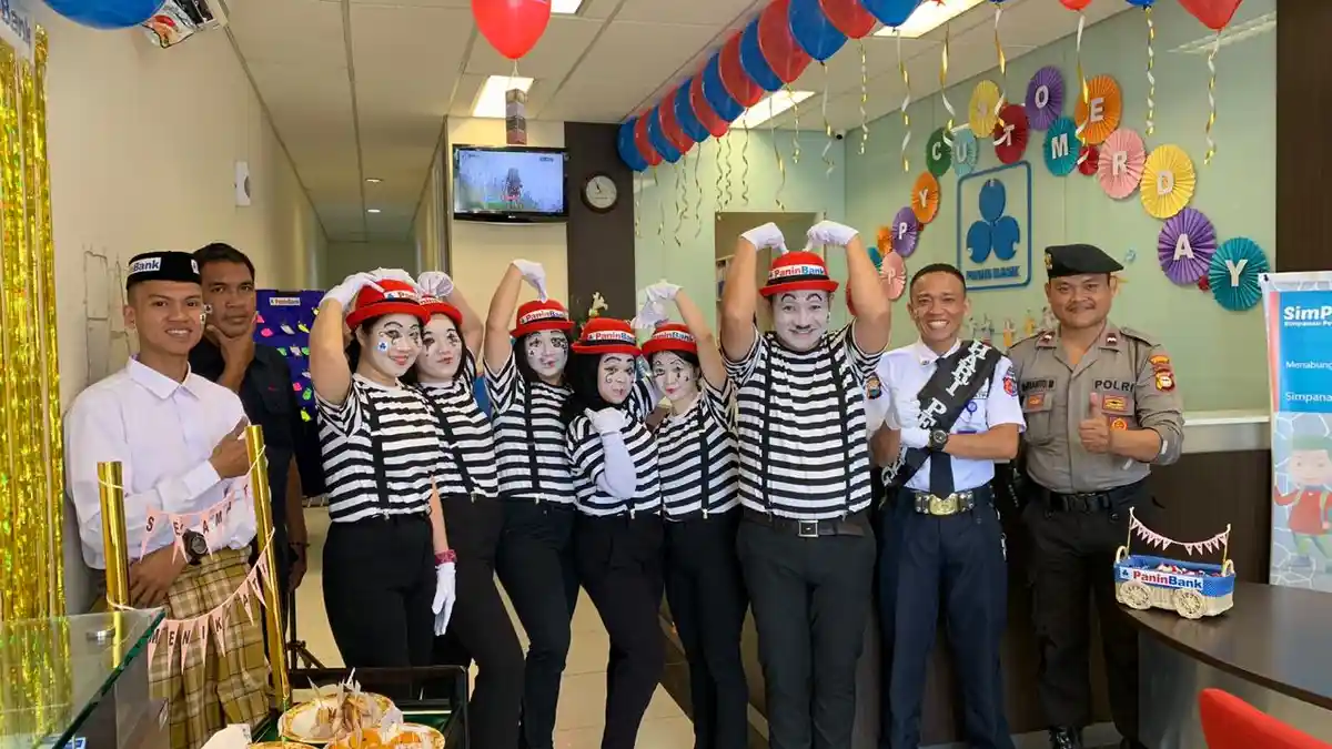 Serunya Gaya Bank Panin KCP Veteran di Hari Pelanggan, Ala Charlie Chaplin