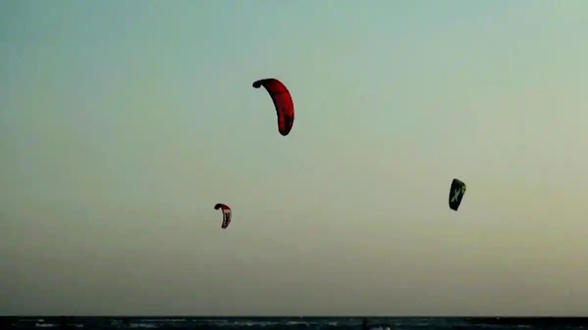 Mau Nikmati Wisata Pantai Sambil Lihat Kitesurfing di Jeneponto? Di Sini Tempatnya