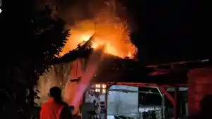 Penanganan-kebakaran-rumah-di-Banjar-Ketapang-Desa-Pengambenga.jpg