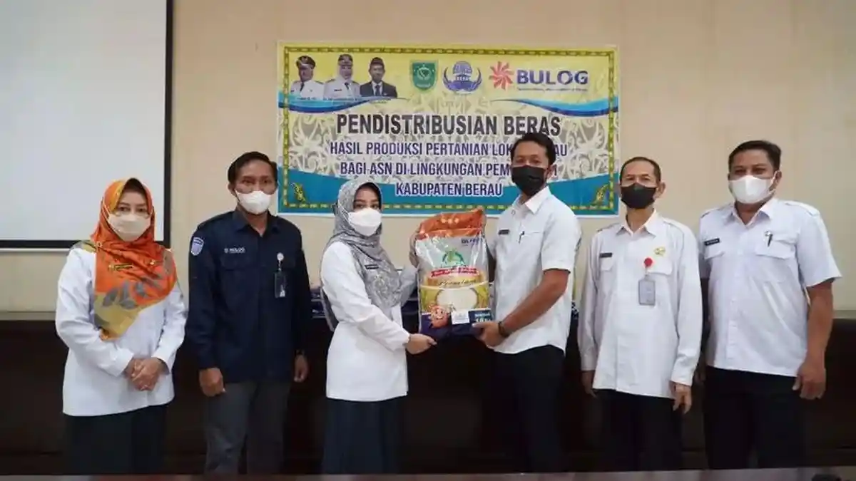 Tindaklanjuti Program Konsumsi Beras Lokal Berau, Bupati Berikan secara Simbolis Kepada ASN