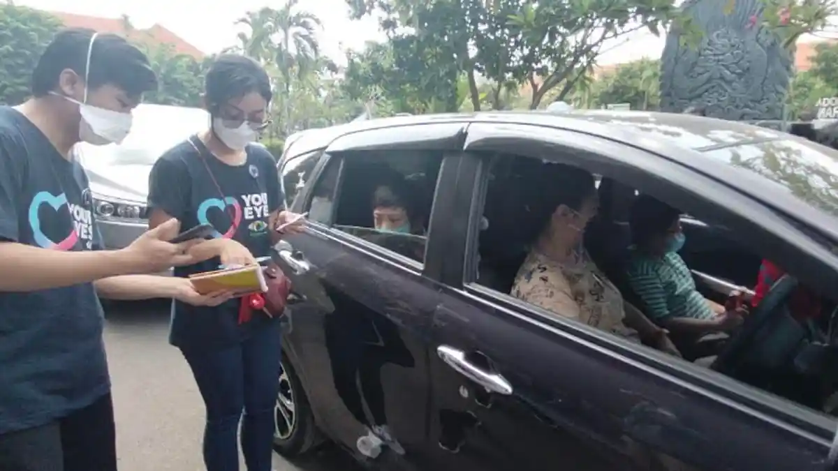 Peringati Hari Penglihatan Sedunia, Unair Gelar Pemeriksaan Mata Drive Thru
