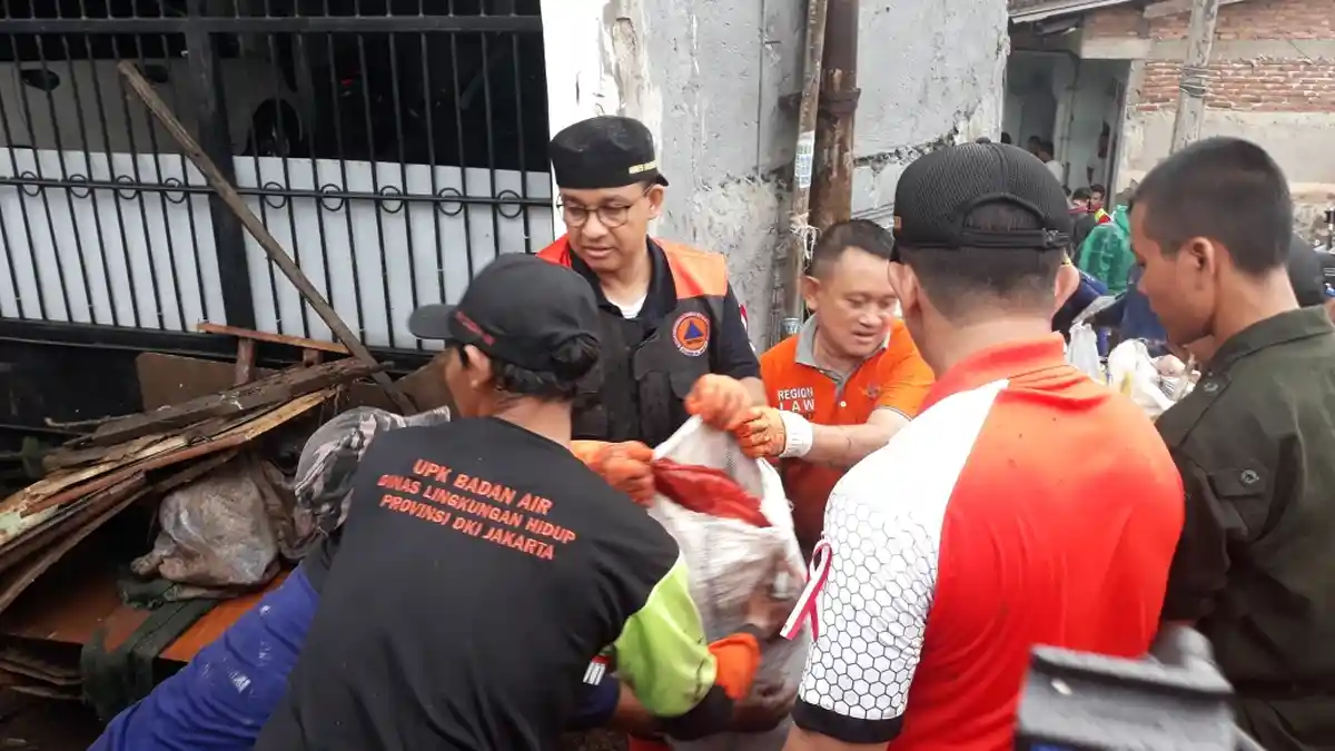 ''Gubernur DKI Rasa Presiden, Mantap,'' Teriak Warga saat Anies Kerja Bakti