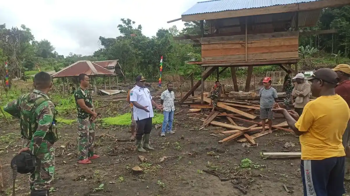 Marthen Howay Beri Uang Pembinaan dan Peralatan Pertanian ke Poktan Aifat Timur Tengah dan Selatan