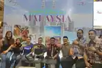 Foto-bersama-di-booth-Tourism-Malaysia-Medan.jpg