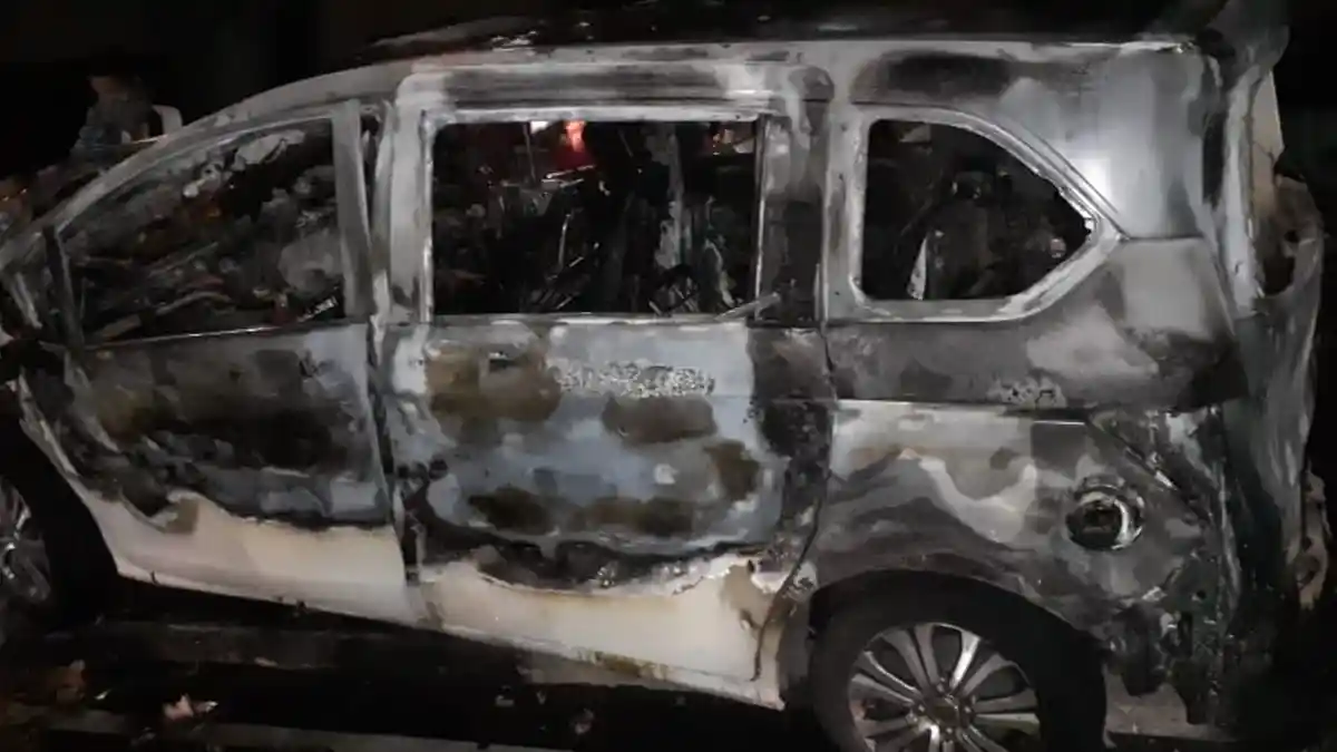 BREAKING NEWS: Korban Tewas Terpanggang dalam Mobil yang Terbakar Usai Terjadi Kecelakaan di Medan