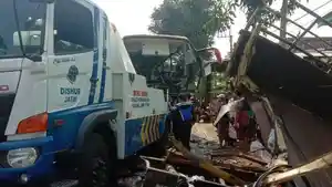 bus-Sinar-Dempo-yang-mengalami-kecelakaan-di-Jalan-Raya-Klampok.jpg