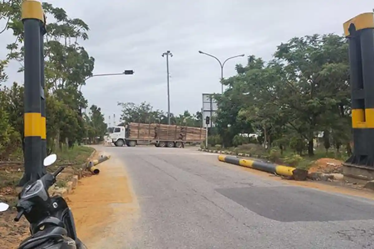 Sudah 2 Minggu Portal di Jalan Pemda KM 55 Rusak Ditabrak Mobil, Tapi Tak Kunjung Diperbaiki