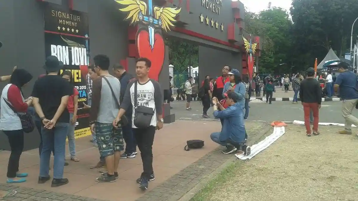 Ribuan Penonton Merangsek Masuk Arena Meski Konser Dimulai Pukul 20.00