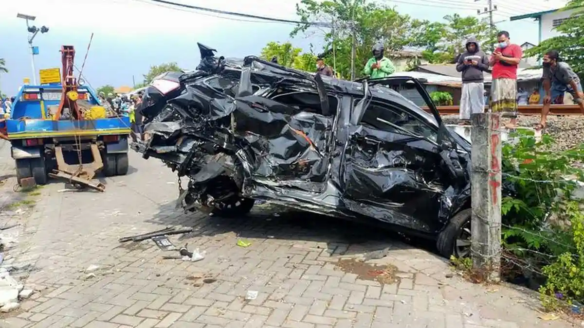 Kecelakaan Maut Tadi Siang, Sopir SUV Tewas Tertabrak Kereta, Korban Terlempar & Mobil Hantam Warung