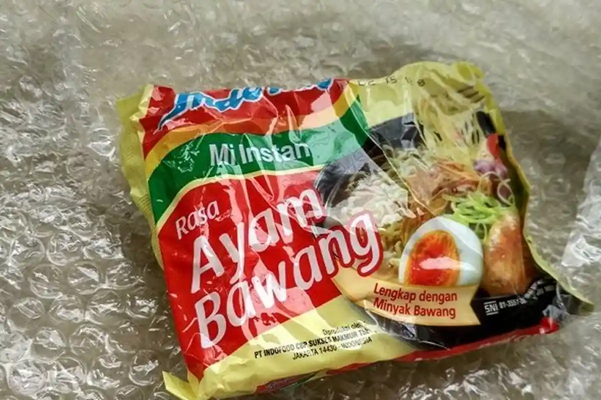 Iseng Pesan Sebungkus Mi Instan Lewat Online Shop, Pria Ini Malah Dapat Hal Mengejutkan