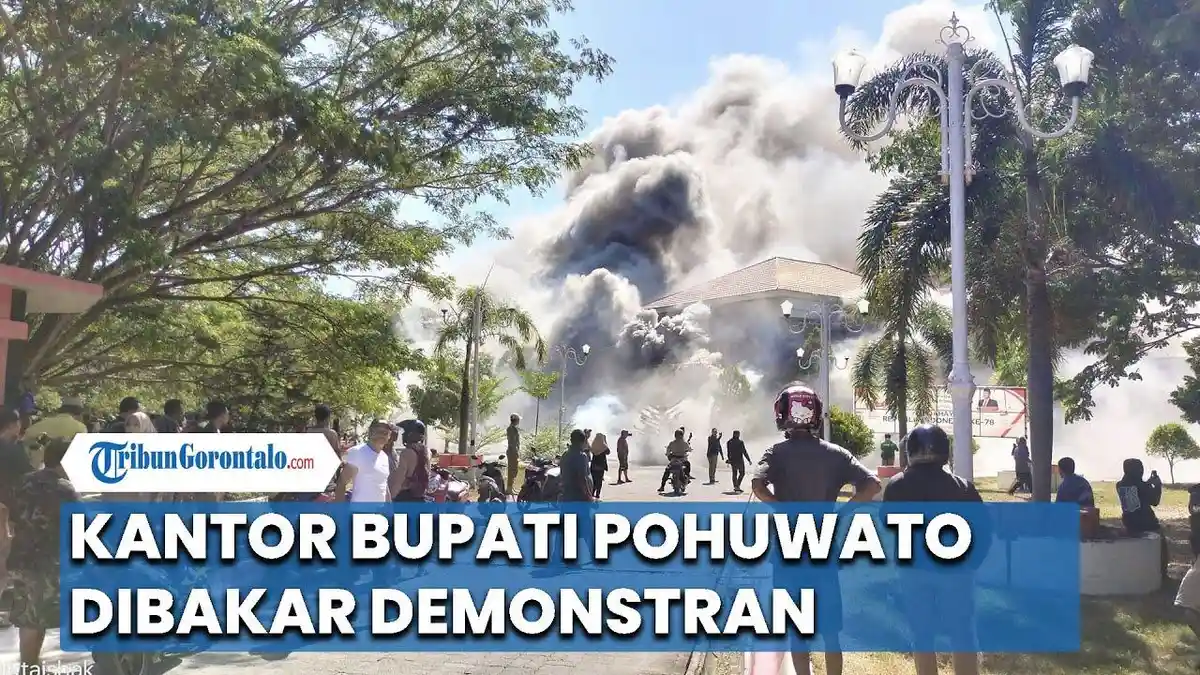 FOTO - FOTO Aksi Demo Anarkis Berakhir Pembakaran Kantor Bupati dan DPRD Pohuwato Gorontalo