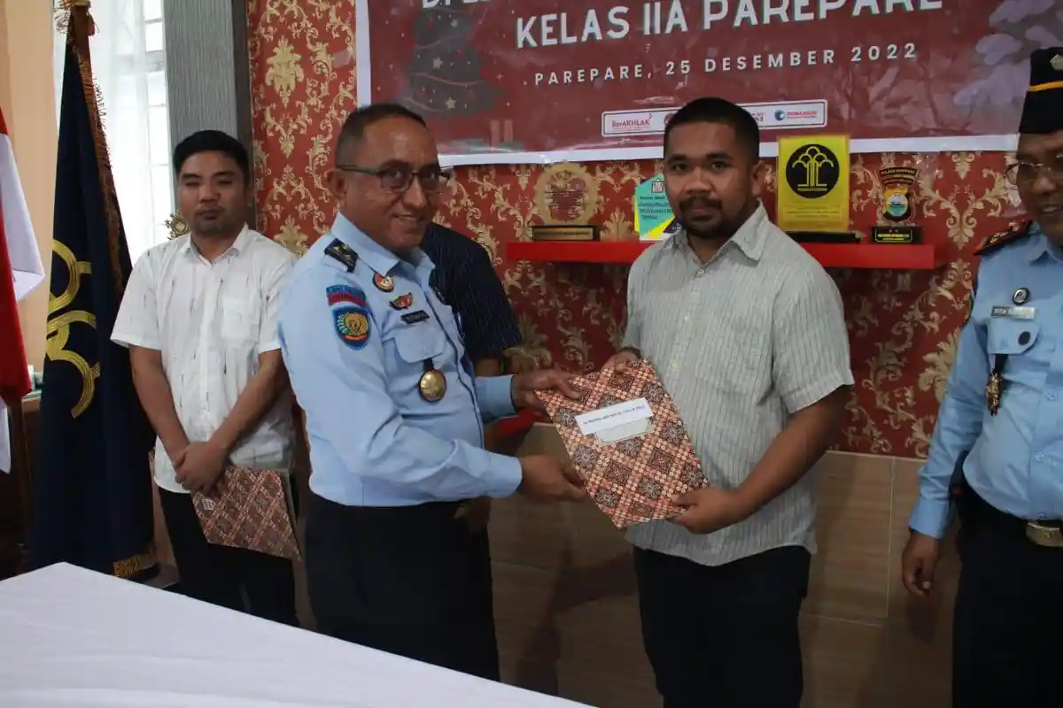 14 Warga Binaan Kasus Narkotika dan Kekerasan Anak Lapas Parepare Dapat Remisi Natal 2022