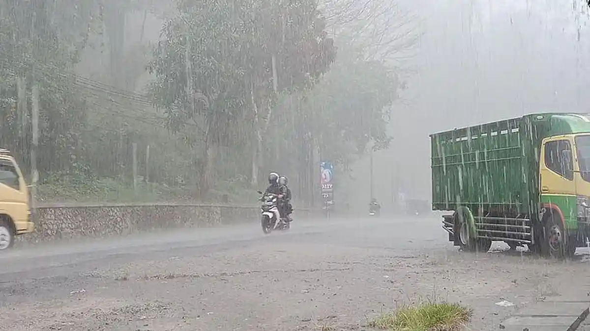 Pemotor Perlu Siapkan Jas Hujan, Sore Ini Sumedang Diprakirakan Diguyur Hujan Ringan