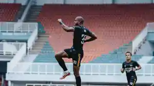 Striker-Dewa-United-Alex-Martins-saat-melakukan-selebrasi-usai-mencetak-gol-di-laga.jpg