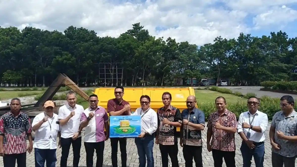 PT Muria Sumba Manis Serahkan Kontainer Sampah kepada Pemkab Sumba Timur
