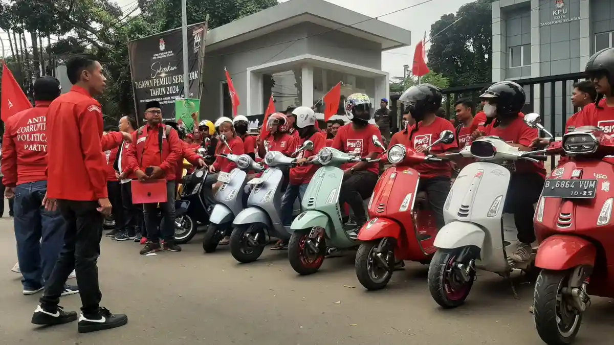 Diantar Rombongan Bikers Vespa, Bacaleg PSI Daftarkan Diri ke KPU Tangsel, Termuda Usianya 21 Tahun 