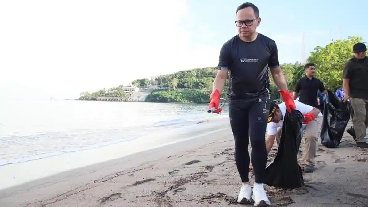 Wamendagri Bima Arya Bersama ASN dan Praja IPDN NTB Gelar Gerakan Bersih Pantai