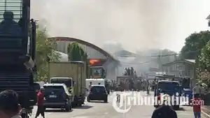 Kebakaran-pabrik-tisu-PT-Sun-Paper-Source-merembet-ke-gudang-sortir-dan-tempat-parkir.jpg