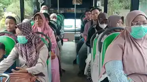 penumpang-yang-memanfaatkan-transportasi-Bus-Trans-Jatim-gratis.jpg