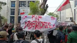 Momen-mahasiswa-memberikan-replika-keranda-mayat-ke-DPRD-Sumut.jpg