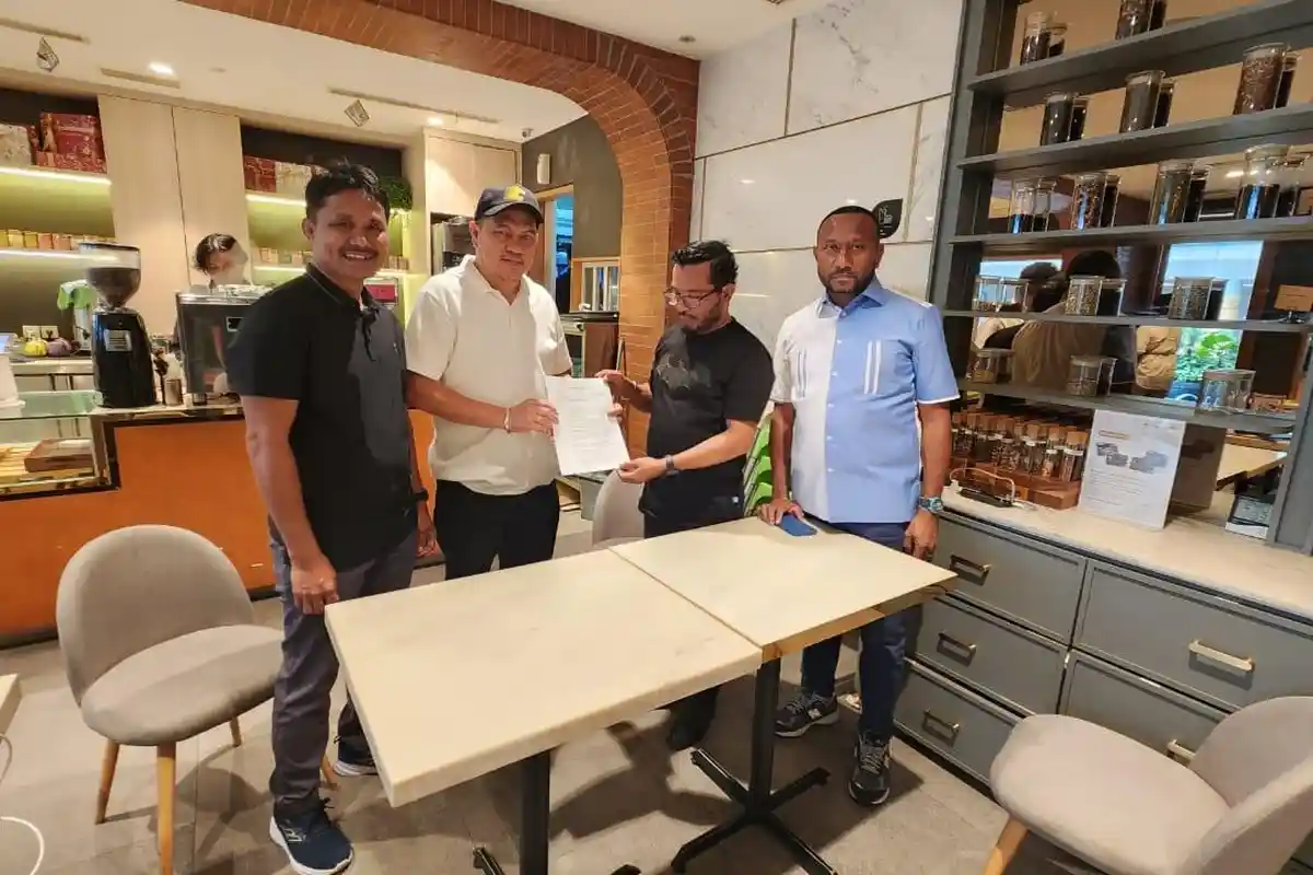 Polemik Berakhir, Yan Mandenas dan Jimmy Kapissa Sepakat Kembalikan PSBS ke Masyarakat Biak Numfor