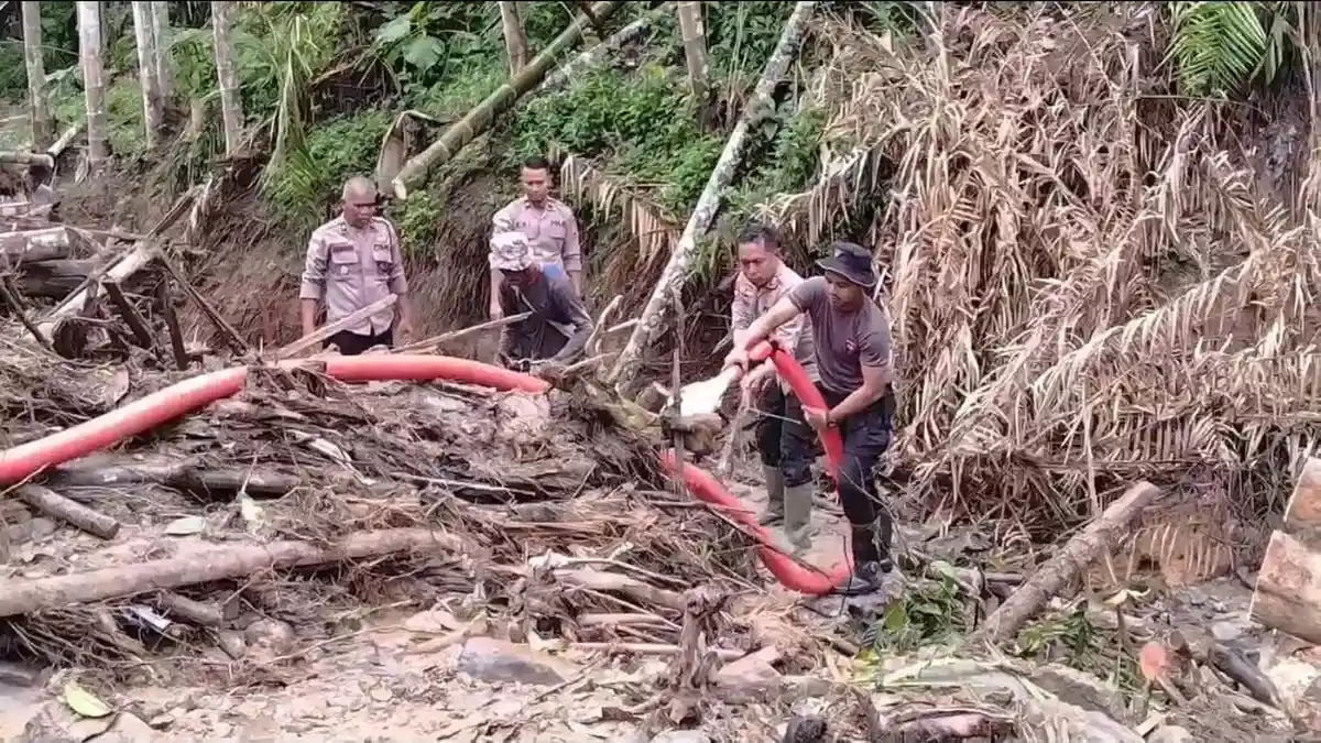 Polri Bersama Warga Buka Akses Jalan Kampung Setie, Bantu Percepat Pemulihan Pascabencana