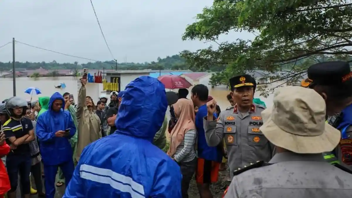 Wakapolda Sumut Tinjau Banjir di Perumahan Puri Indah Marindal, Pastikan Penanganan Berjalan Cepat