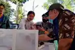 Warga-mencoba-memasukan-tangan-ke-kotak-yang-berisi-nyamuk-berwolbachia.jpg