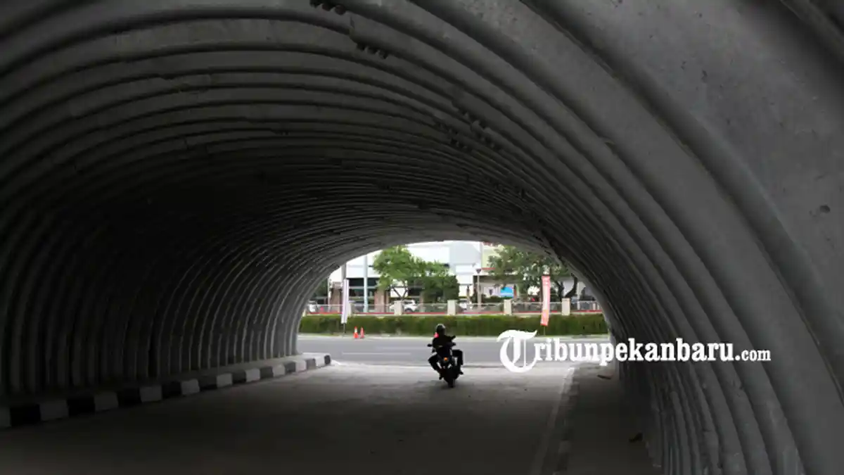 FOTO: Terowongan Flyover Soekarno Hatta Pekanbaru Bisa Dilewati - foto_terowongan_flyover_soekarno_hatta_pekanbaru_bisa_dilewati_4.jpg