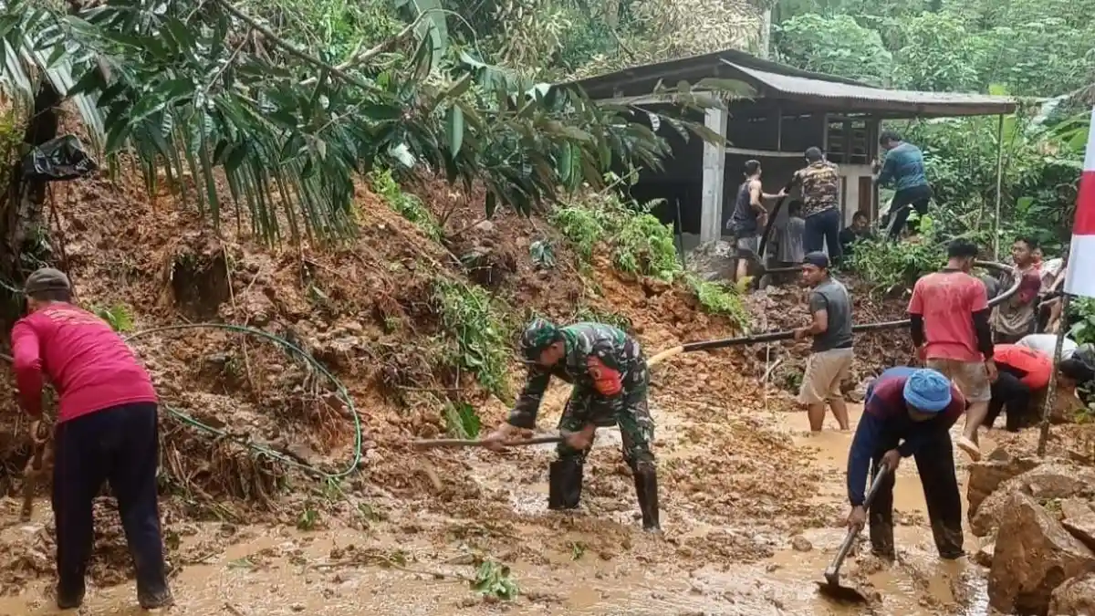Hari Lebaran, Tanah Longsor Tutup Jalan dan Timpa Rumah Warga Trenggalek