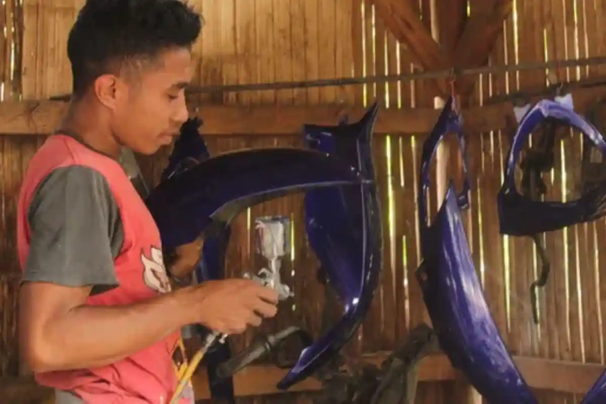 Tak Menyerah di Tengah Erupsi Lewotobi, Yois Tolok Bertahan dengan Usaha Bengkel Modifikasi