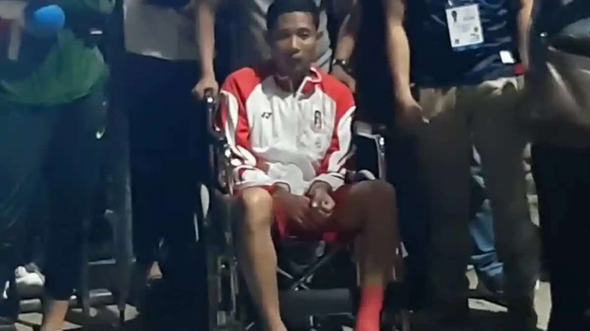 INJAK Kaki Evan Dimas Hingga Ditarik Keluar Lapangan dan Berkursi Roda, Doan Van Hau Minta Maaf