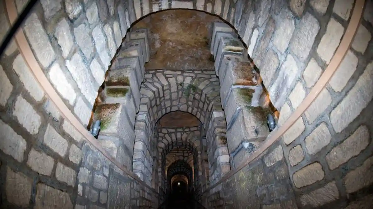 Lorong Misterius Ini Penuh Tulang Manusia, Terletak di Kota dengan Nuansa Romantisme