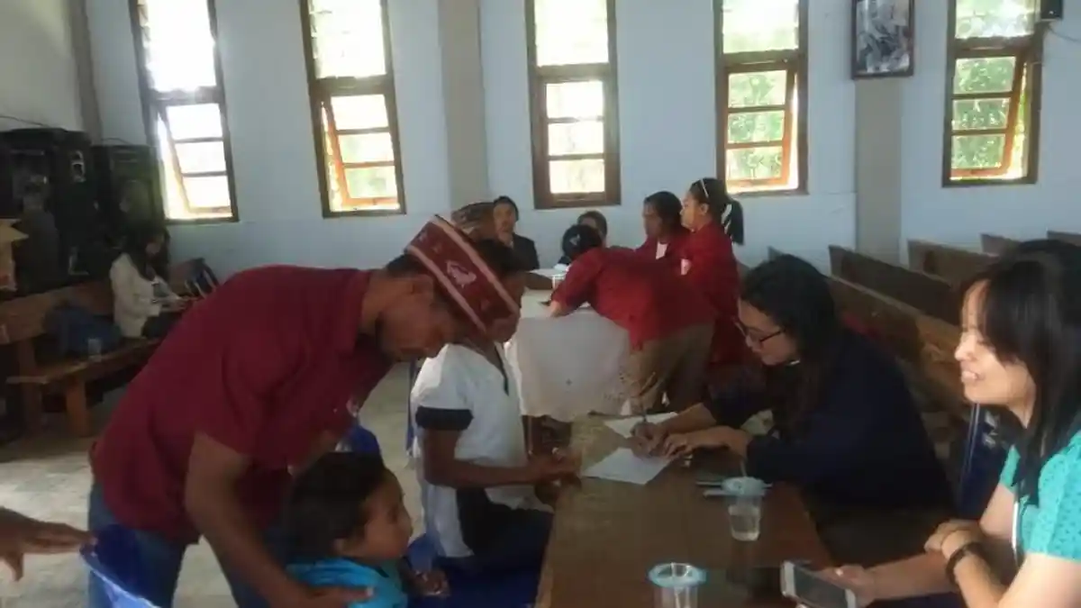 Dosen & Mahasiswa FIKP Unika Stu.Paulus  Pemeriksaan  dan Pengobatan Gratis di Paroki Langke Majok