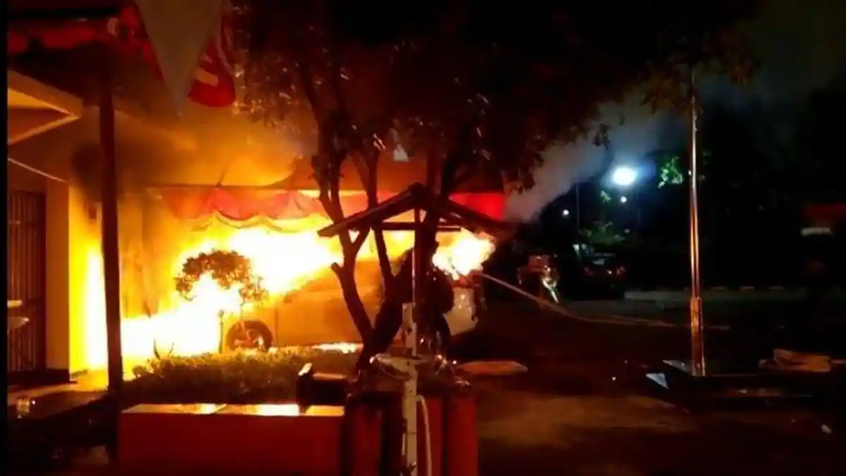 Polsek Ciracas Diserang Sekelompok Orang, 2 Mobil Dibakar, 2 Polisi Terluka