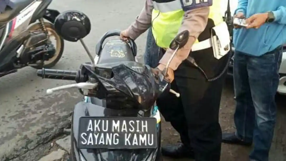 Sepeda Motor Kena Tilang Gara-gara Pelat Nomor 'Aku Masih Sayang Kamu', Begini Pengakuan Pemilik