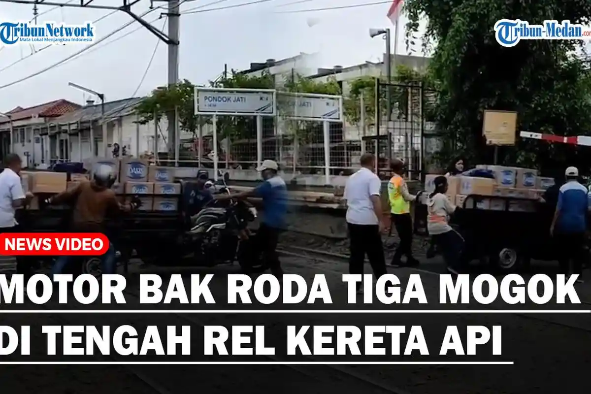 Motor Bak Roda Tiga Mogok di Rel Kereta Api, Warga Panik saat Kereta Api Makin Mendekat