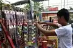 Penjual Kembang Api Laris Manis