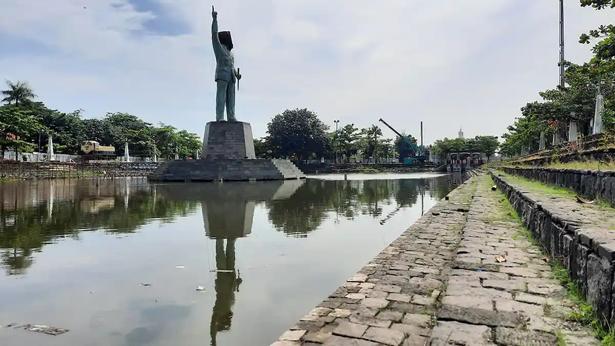 Patung Bung Karno Berdiri di Atas Air, Kepalanya Ditutupi Kain