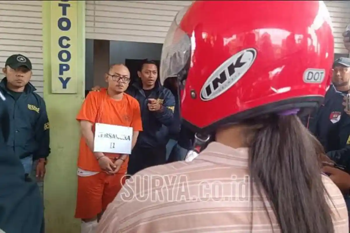 BREAKING NEWS Rekonstruksi Pembunuhan Sevi  Ayu di Sidoarjo, Pelaku Diteriaki Ratusan Warga