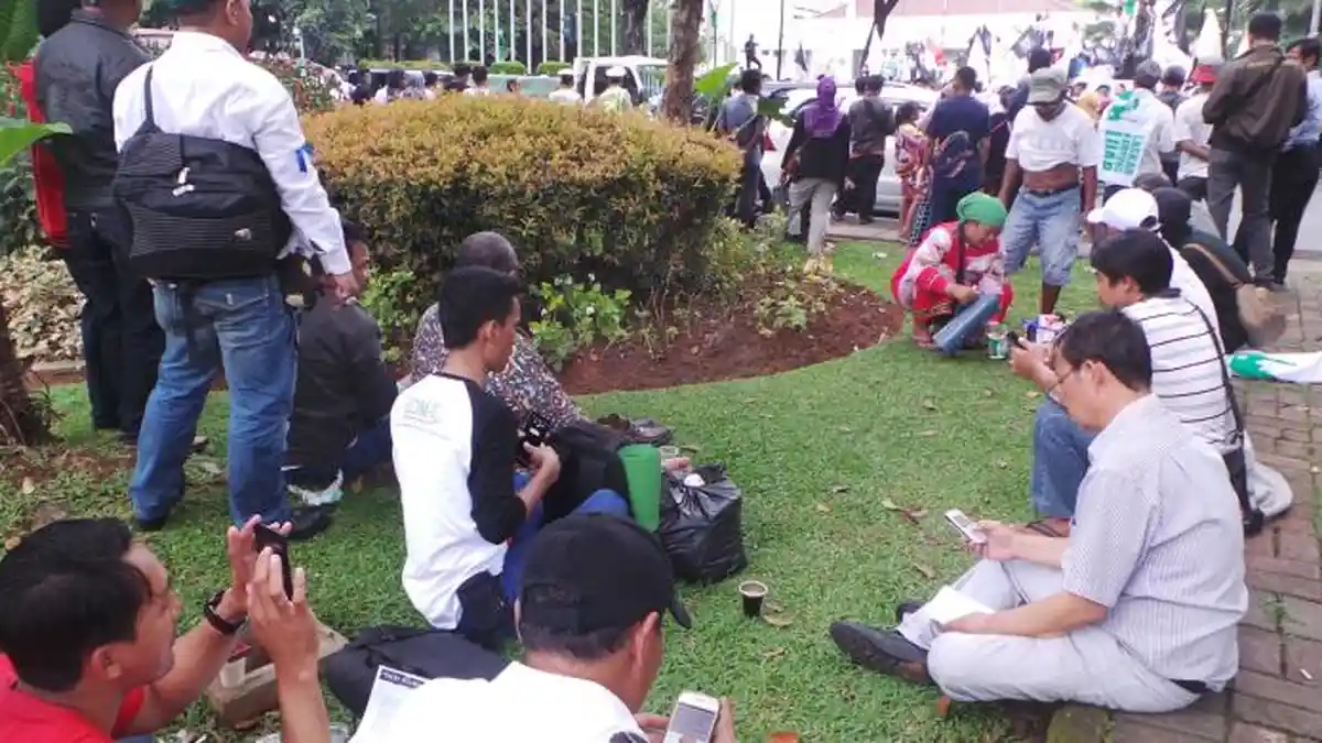 Tuntut Ahok Turun, Pada Pendemo Ini Asyik Merokok dan Makan Mi Instan: Ngapain Panas-panasan