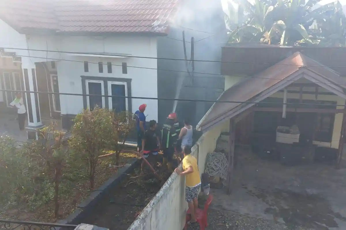 Rumah di Pauh Padang Terbakar, Bagian Atap Ludes Dilalap Api