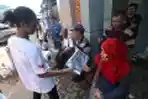 Tribun Bagikan Tabloid Tour De Java