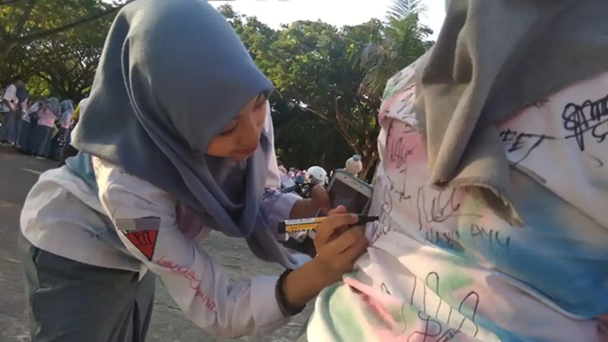VIDEO - Tradisi Corat-coret Seragam, Begini Keceriaan dan Cara Para Pelajar Rayakan Kelulusan SMA