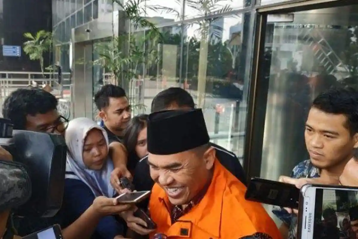 Bupati Jepara Pamit sebelum Ditahan. Langsung Diborgol setelah Diperiksa KPK,