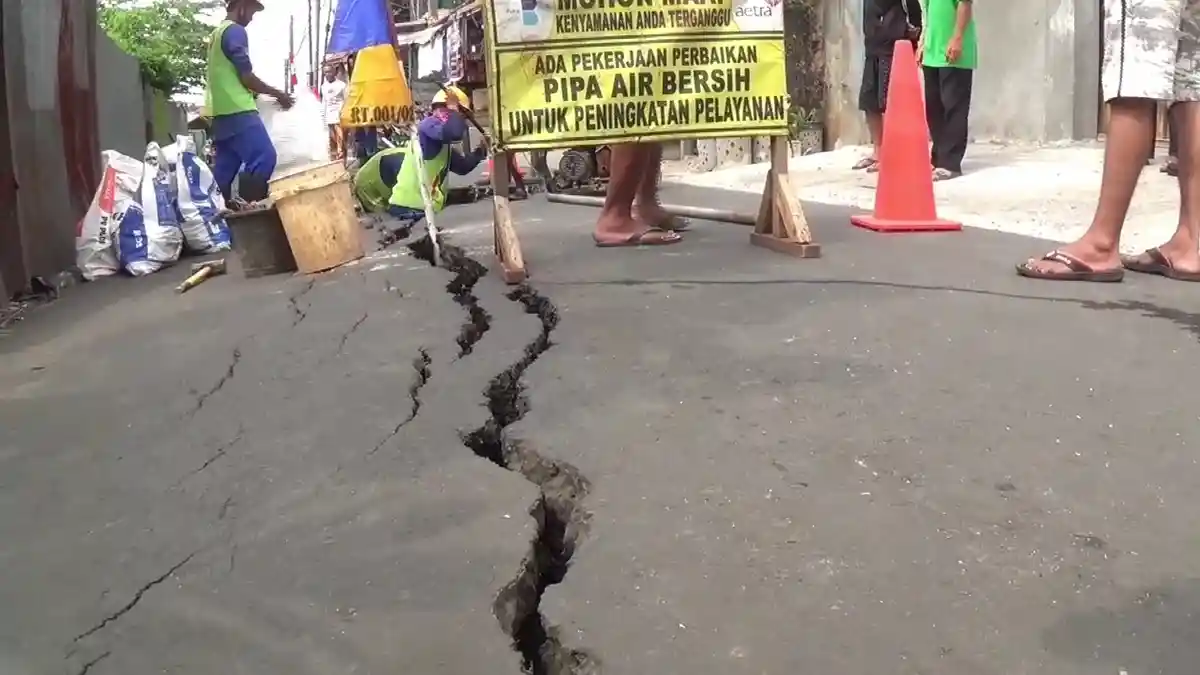 Pipa Air Aetra Bocor, Jalan Gudang Air di Kelurahan Rambutan Jakarta Timur Retak