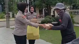 Polwan-Polres-Indramayu-saat-membagikan-paket-makananss.jpg