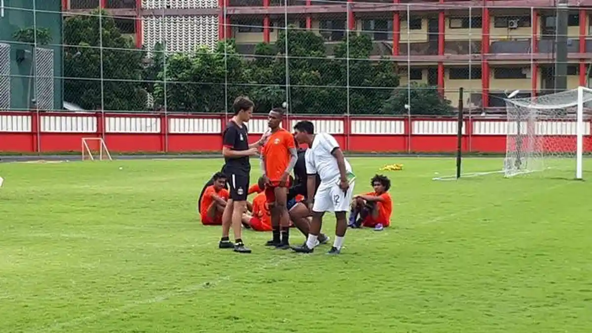 Paul Munster Heran Keputusan Wasit yang Tak Mengulang Penalti Renan da Silva