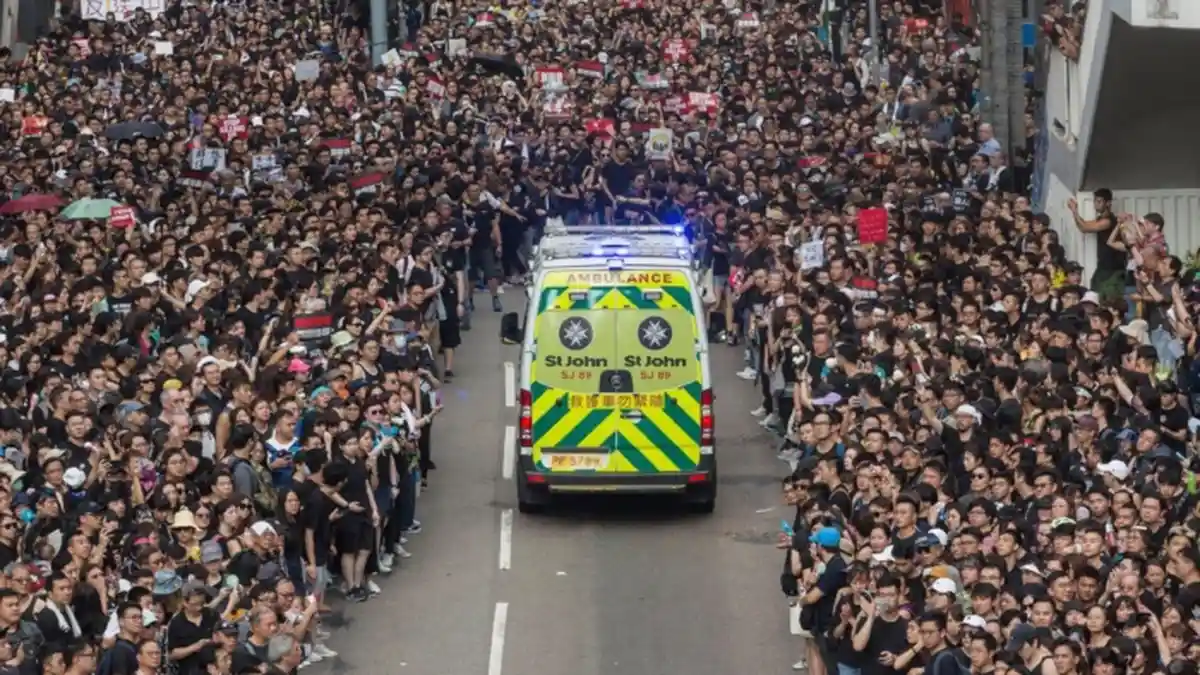 VIDEO VIRAL. Lautan Massa Demo di Hong Kong Terbelah saat Ambulans Lewat