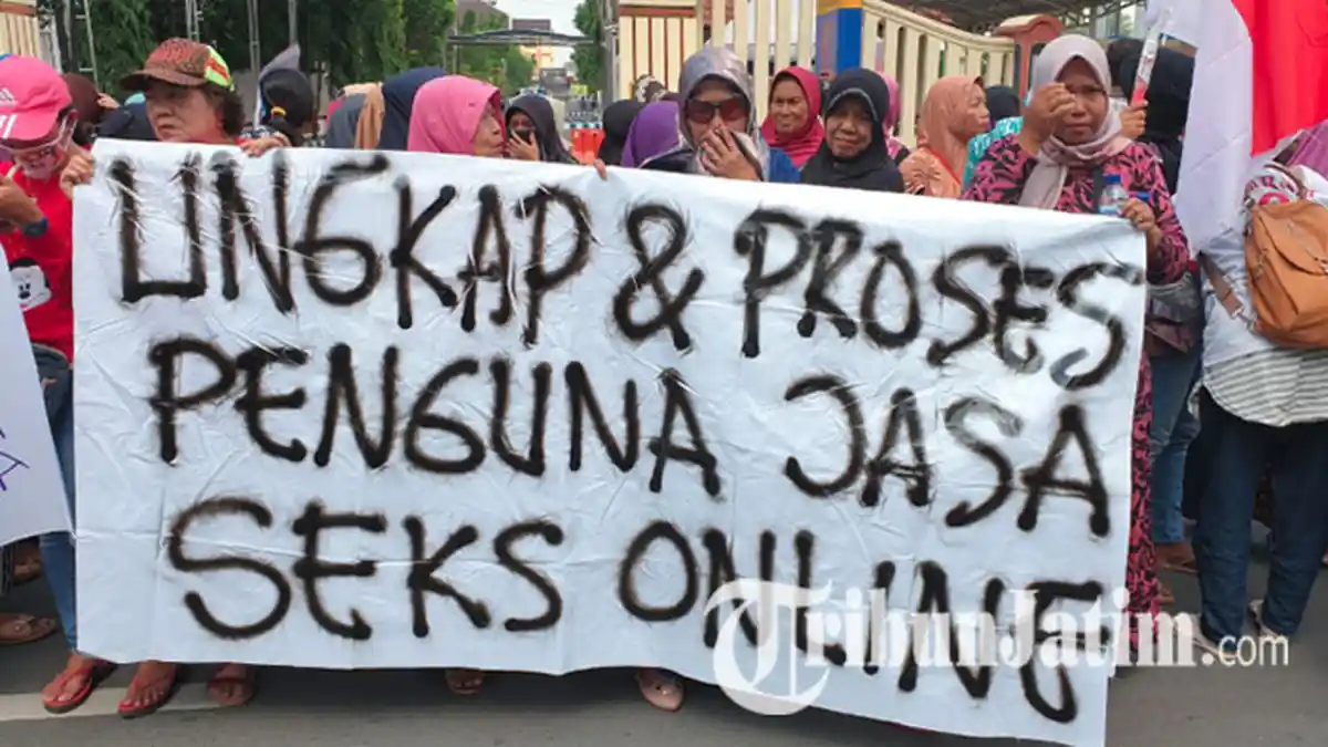 Barisan Emak-emak Jatim Demo Beri Dukungan Moril Terhadap Venassa Angel di Polda Jatim